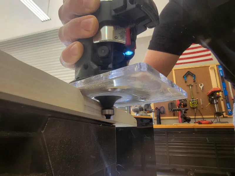 Skil PWRCore 20 Compact Router in action